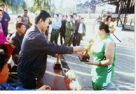 女子籃球隊(duì)頒獎(jiǎng)